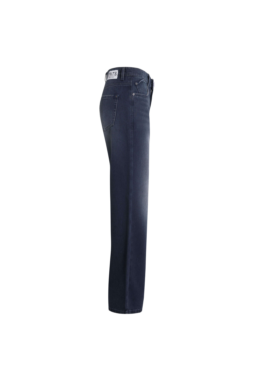 Seitenansicht einer dunkelblauen Jeans mit weißem Label-Patch am Bund.