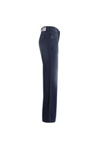 Seitenansicht einer dunkelblauen Jeans mit weißem Label-Patch am Bund.