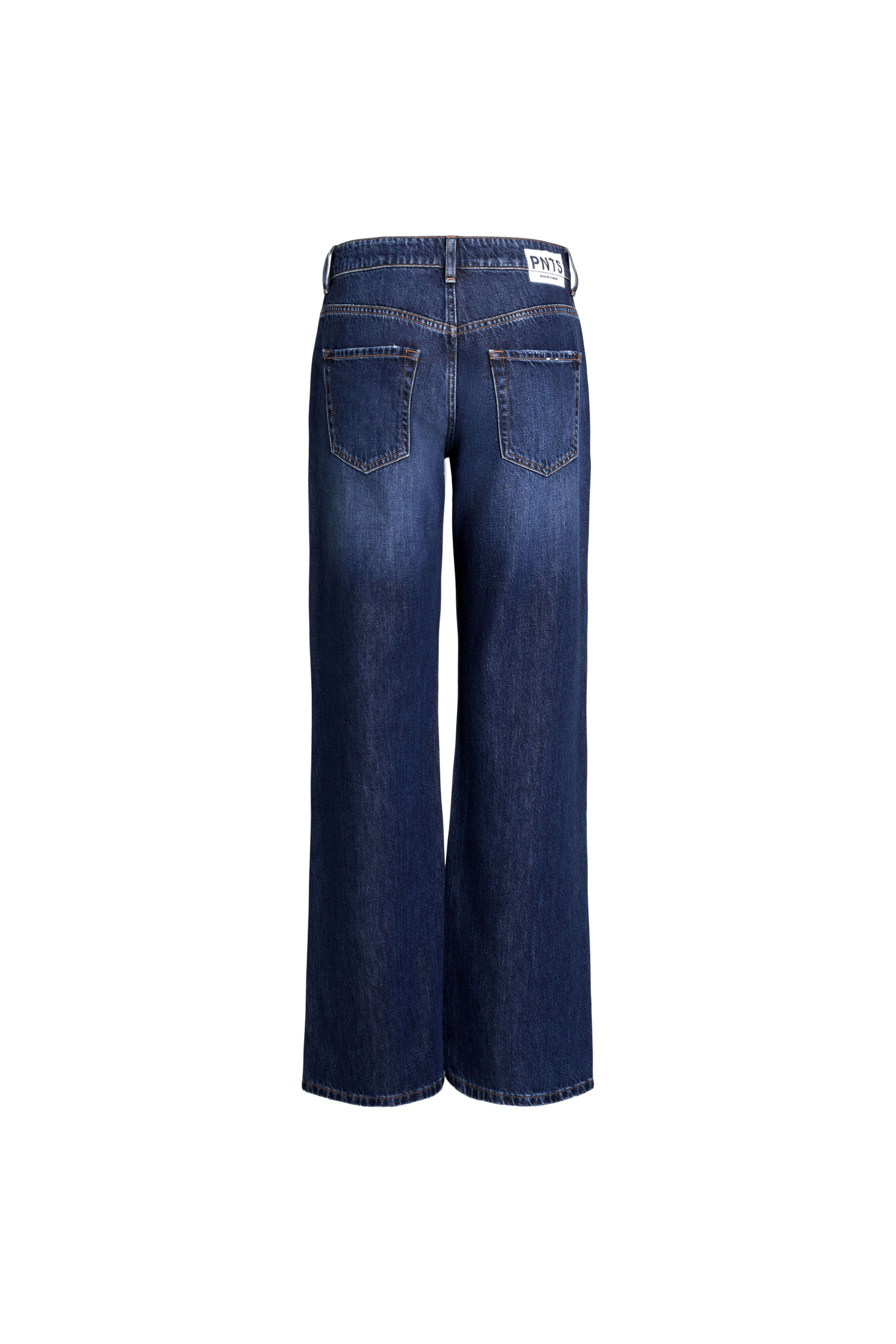 Rückansicht einer weit geschnittenen Jeans in dunkelblauer Waschung mit weißem Label-Patch am Bund.