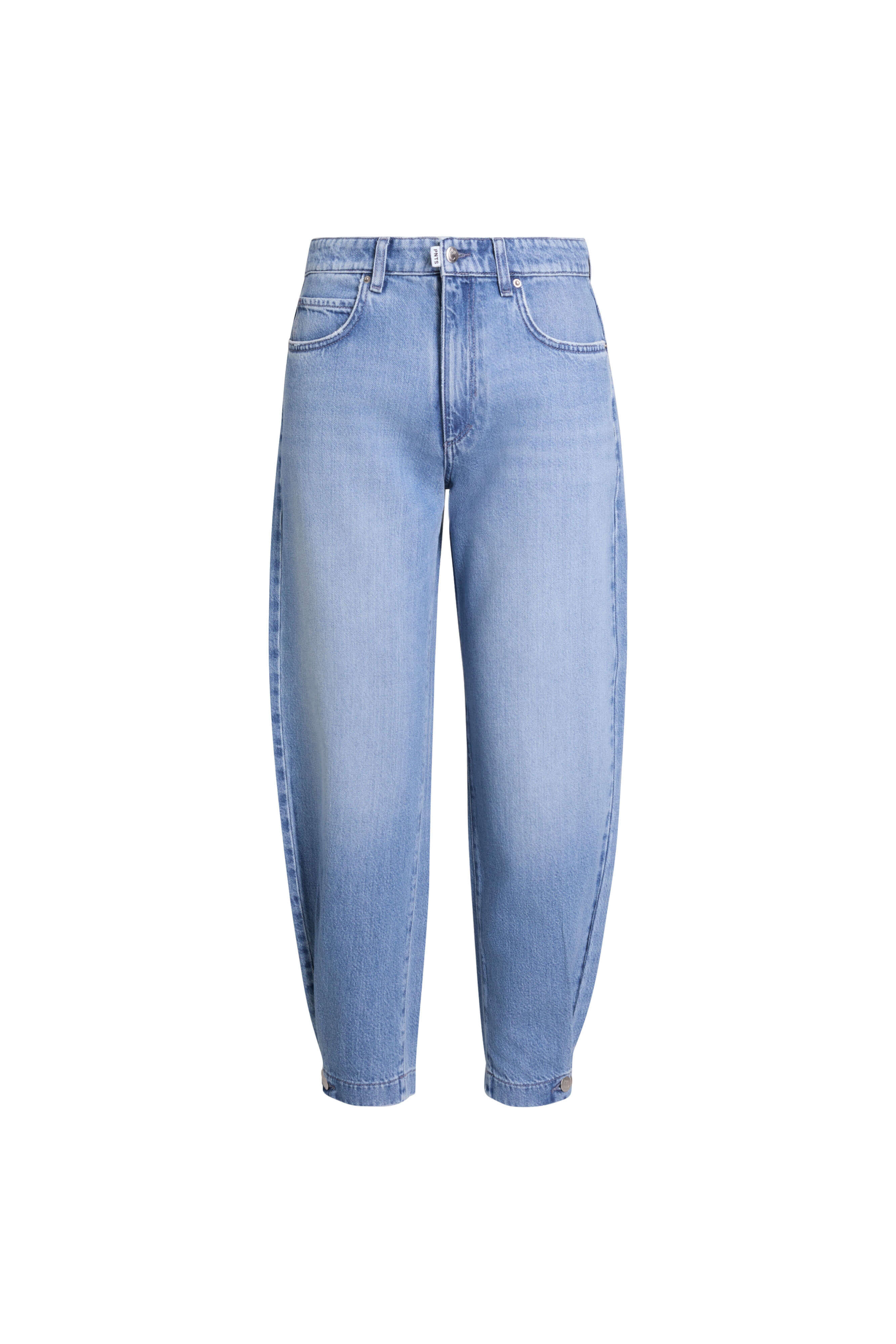 Hellblaue Balloon-Fit Jeans in der Frontansicht mit Five-Pocket-Design und markanten Druckknöpfen am Beinsaum.