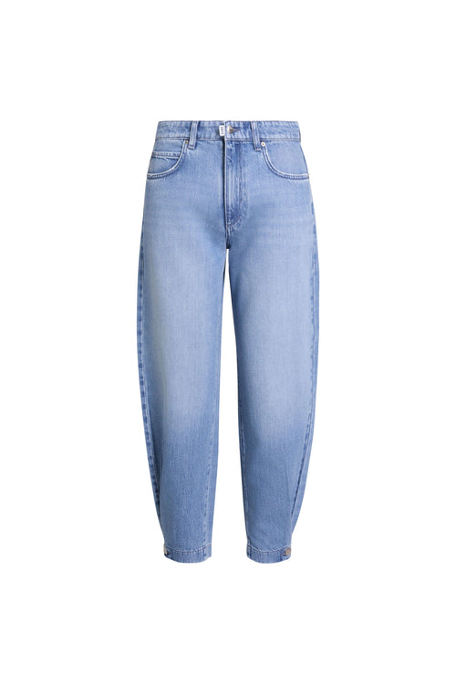 Hellblaue Balloon-Fit Jeans in der Frontansicht mit Five-Pocket-Design und markanten Druckknöpfen am Beinsaum.