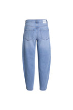 Hellblaue Balloon-Fit Jeans in der Rückansicht mit zwei Gesäßtaschen und markantem Logo-Patch am Bund.