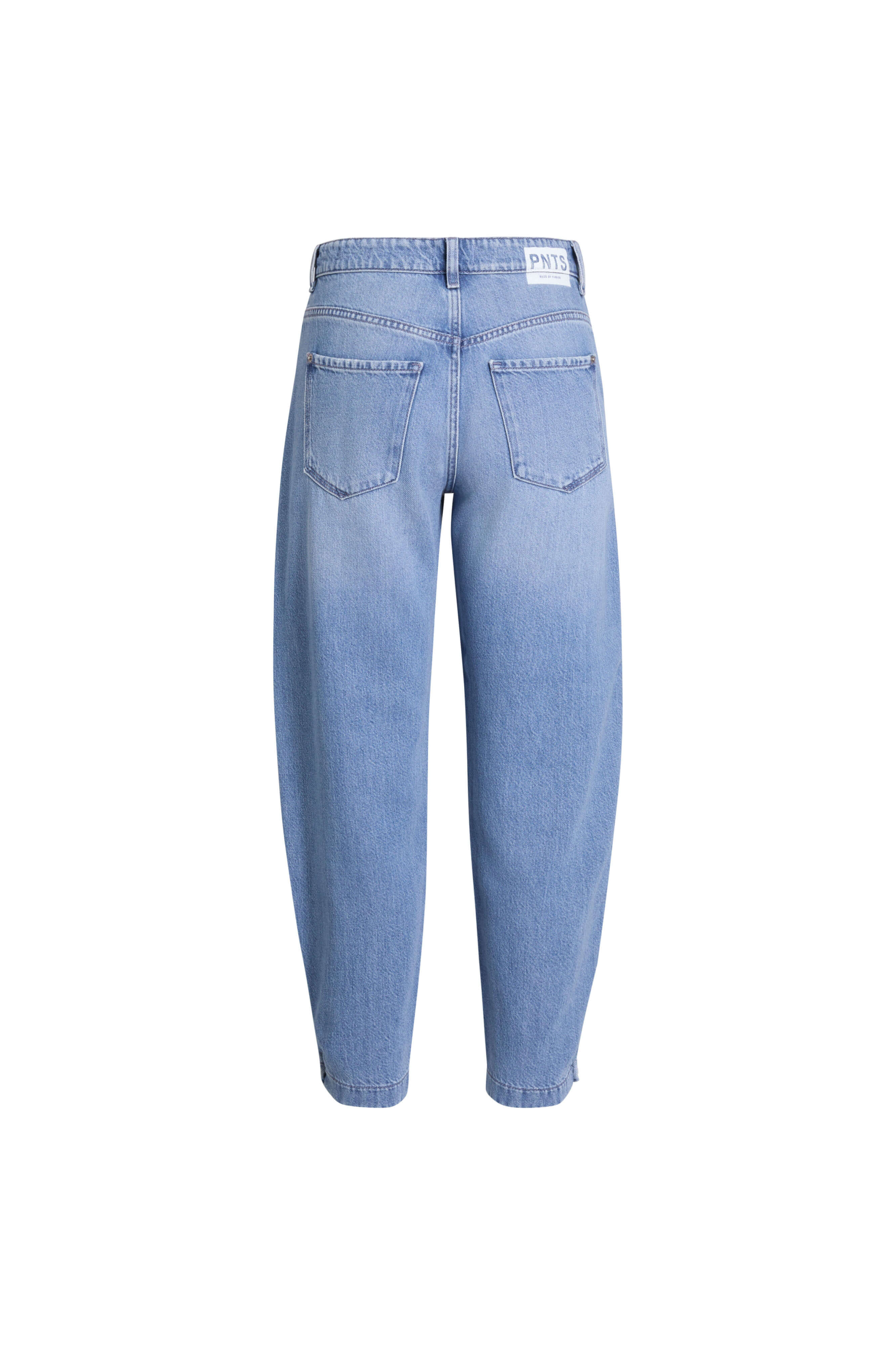 Hellblaue Balloon-Fit Jeans in der Rückansicht mit zwei Gesäßtaschen und markantem Logo-Patch am Bund.