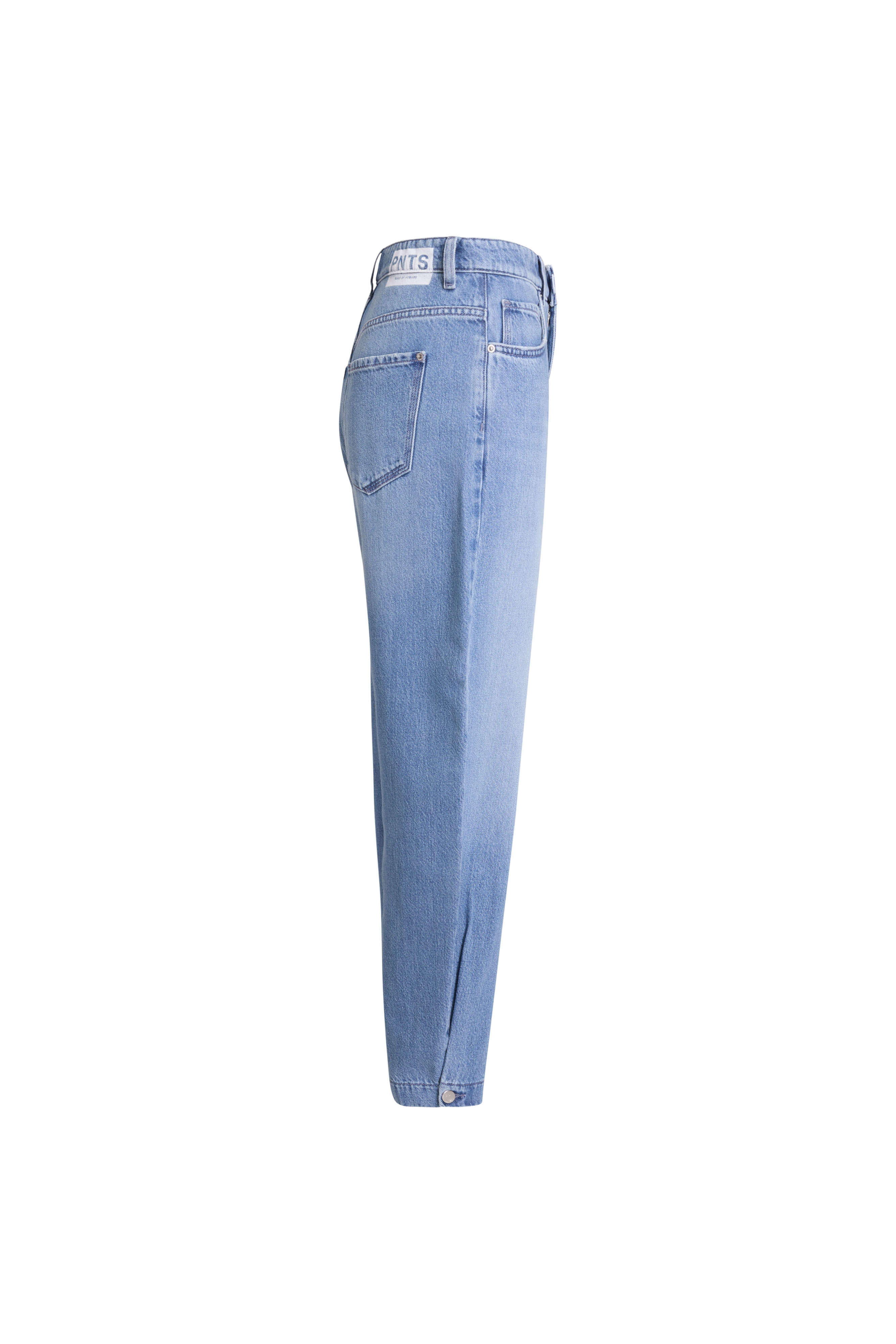 Hellblaue Balloon-Fit Jeans in der Seitenansicht mit Logo-Patch am Bund und Druckknopf-Detail am Saum.