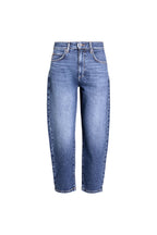 Vorderansicht einer weit geschnittenen Jeans in mittelblauer Waschung.