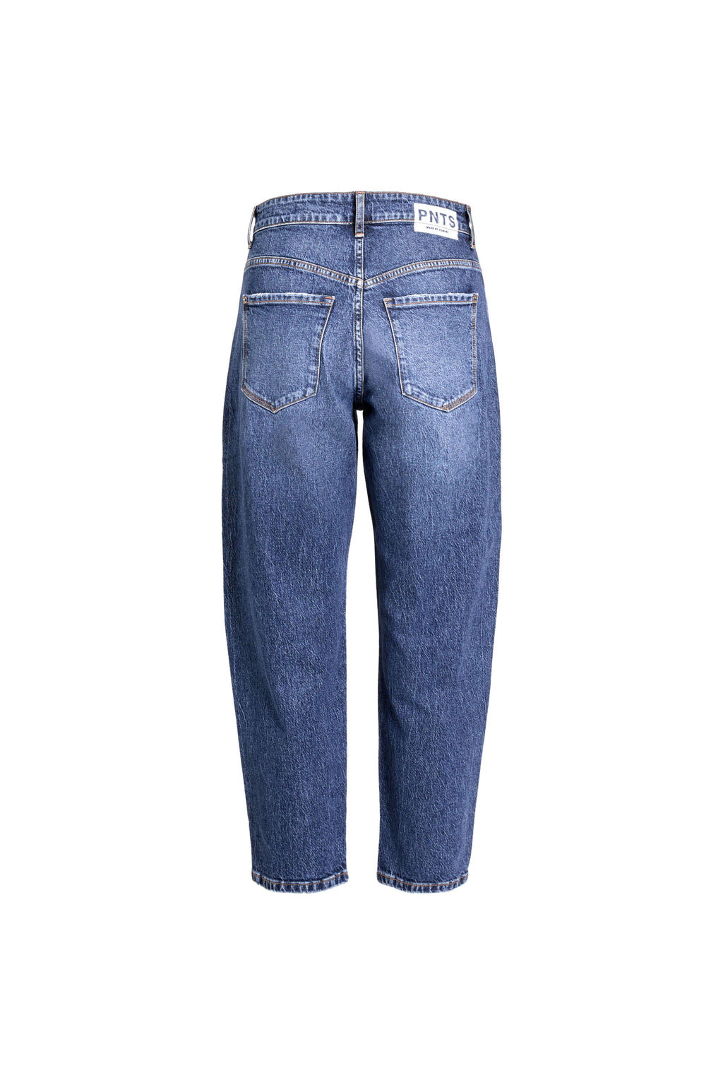 Rückansicht einer weit geschnittenen Jeans in mittelblauer Waschung mit weißem Label-Patch.