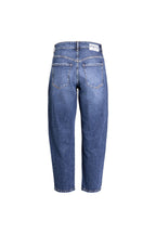 Rückansicht einer weit geschnittenen Jeans in mittelblauer Waschung mit weißem Label-Patch.