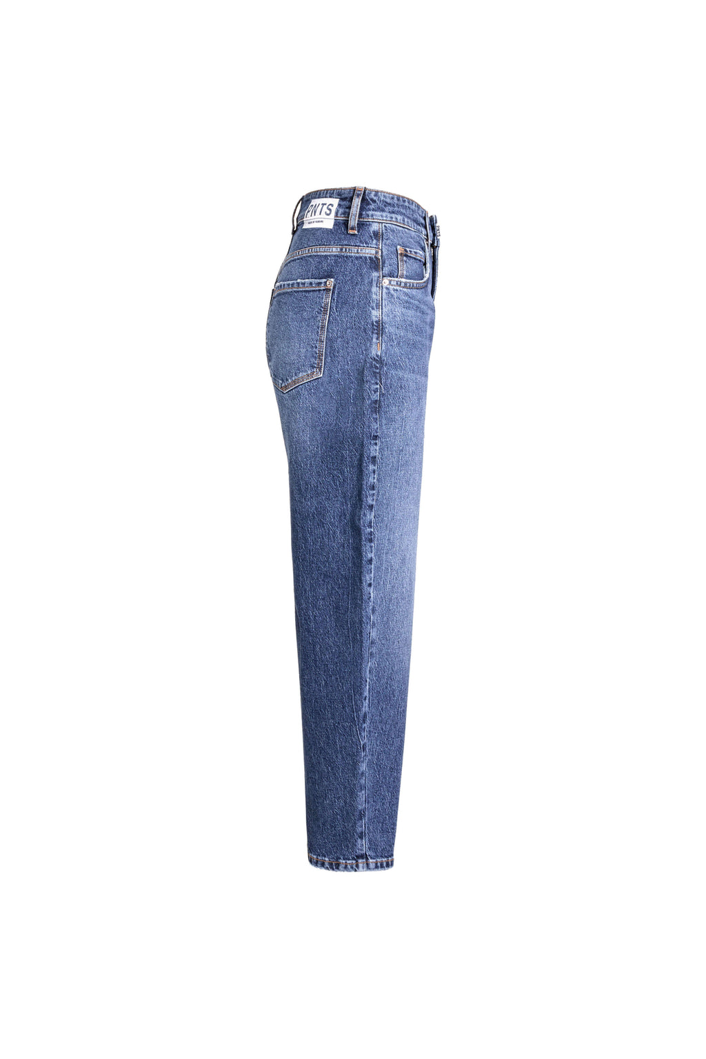 Seitenansicht einer mittelblauen Jeans mit weißem Label-Patch am Bund.
