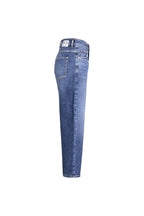 Seitenansicht einer mittelblauen Jeans mit weißem Label-Patch am Bund.