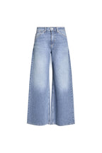 Vorderansicht einer weit geschnittenen Jeans in mittelblauer Waschung.