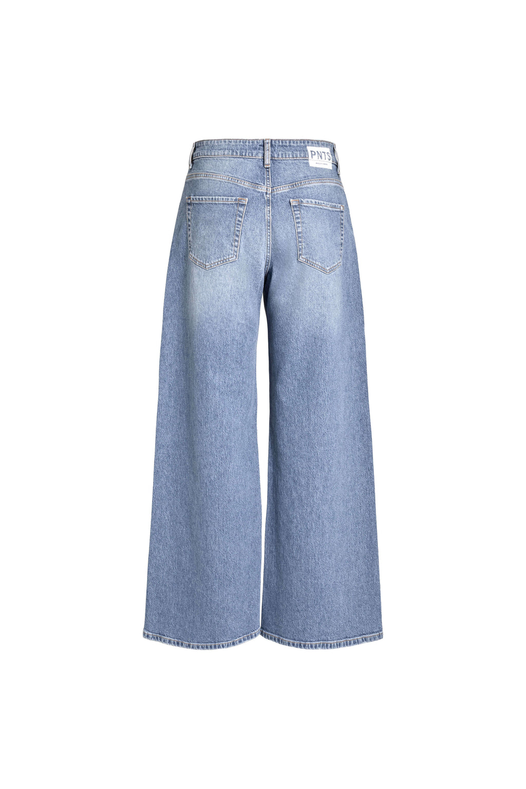 Rückansicht einer weit geschnittenen Jeans in mittelblauer Waschung mit weißem Label-Patch.