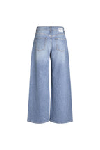 Rückansicht einer weit geschnittenen Jeans in mittelblauer Waschung mit weißem Label-Patch.