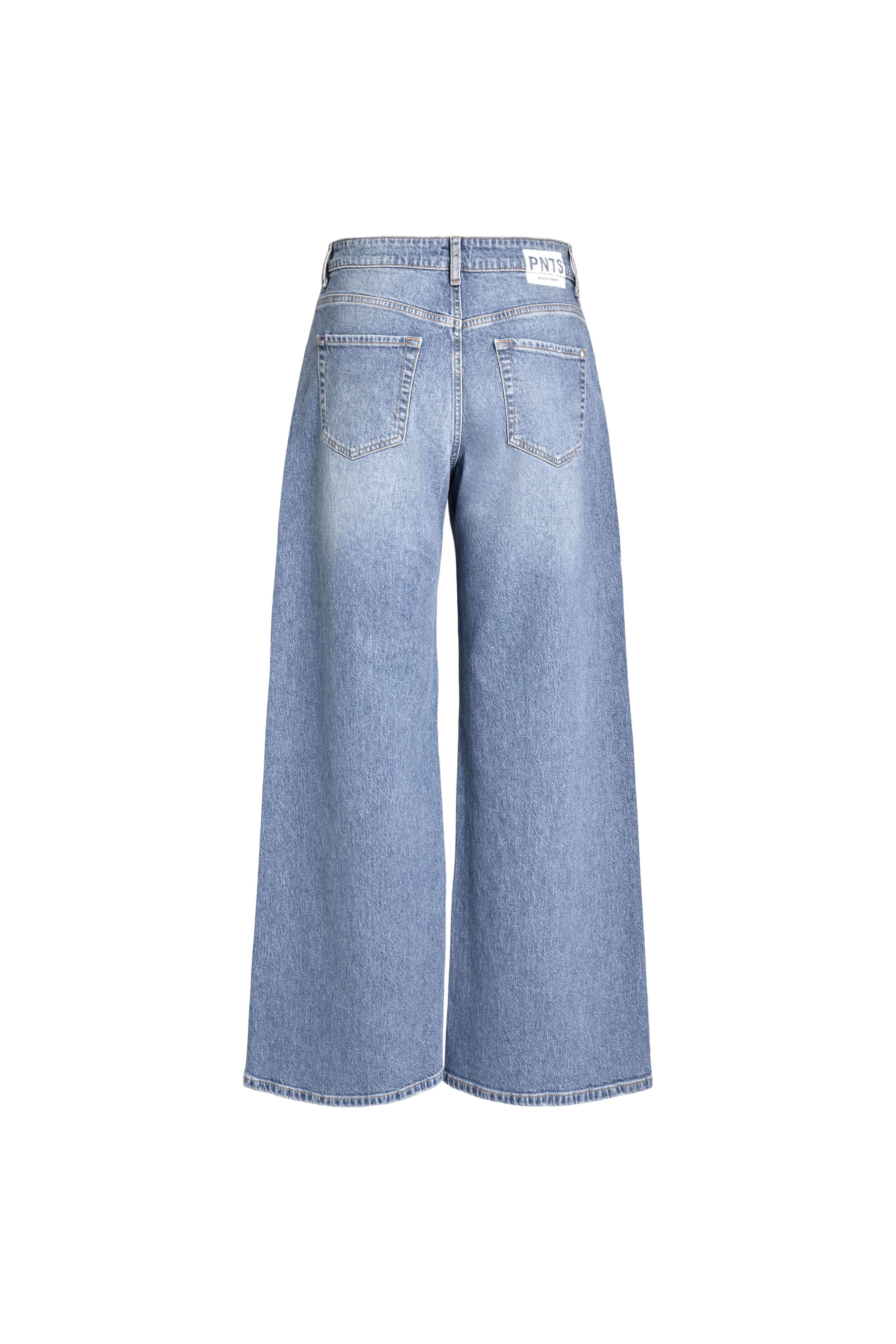 Rückansicht einer weit geschnittenen Jeans in mittelblauer Waschung mit weißem Label-Patch.