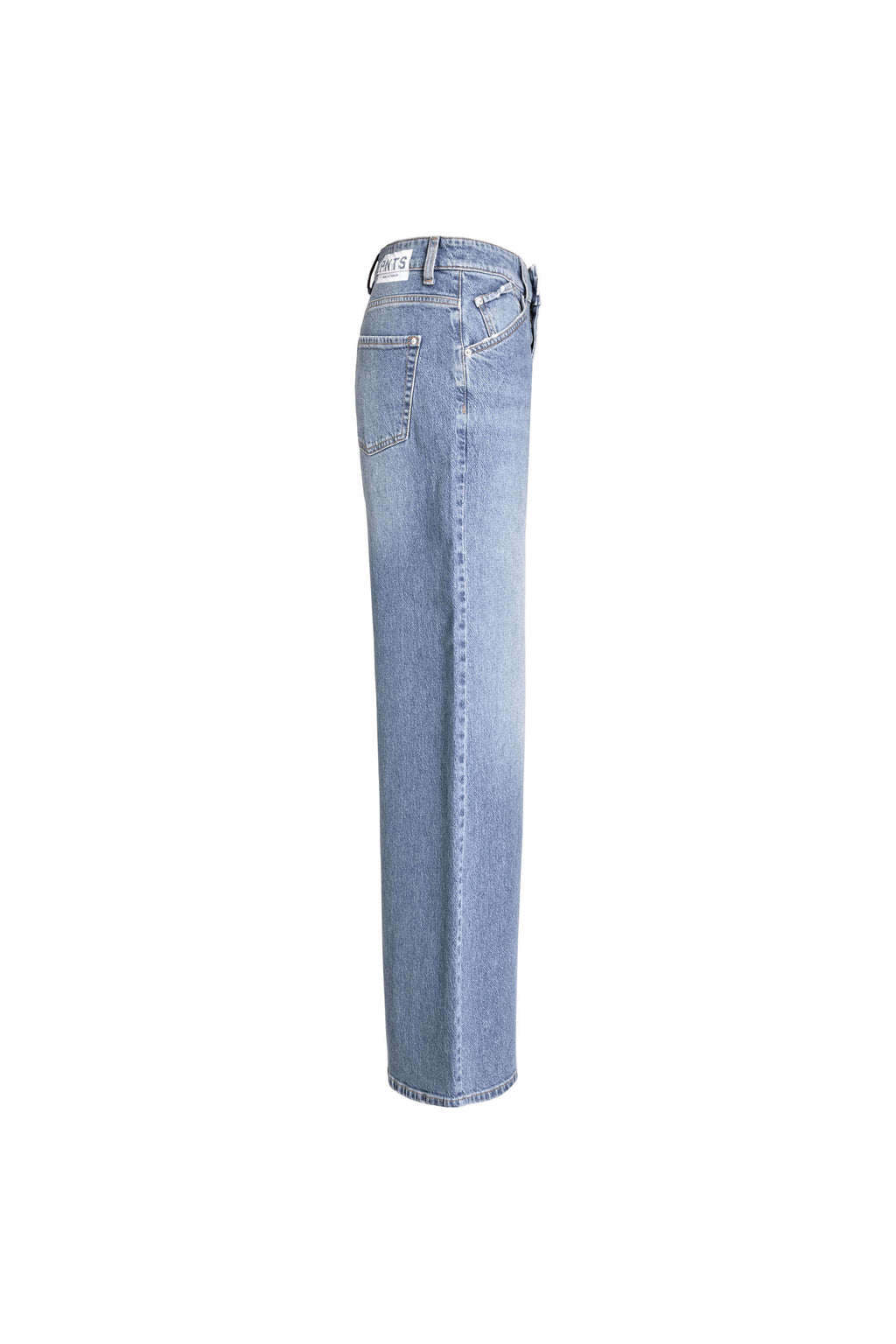 Seitenansicht einer weit geschnittenen Jeans in mittelblauer Waschung mit weißem Label-Patch am Bund.