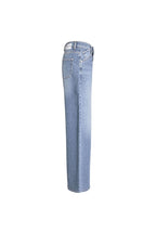 Seitenansicht einer weit geschnittenen Jeans in mittelblauer Waschung mit weißem Label-Patch am Bund.