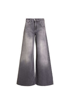 Vorderansicht einer extrem weit geschnittenen Jeans in grauer Waschung.