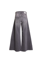 Rückansicht einer extrem weit geschnittenen Jeans in grauer Waschung mit weißem Label-Patch.