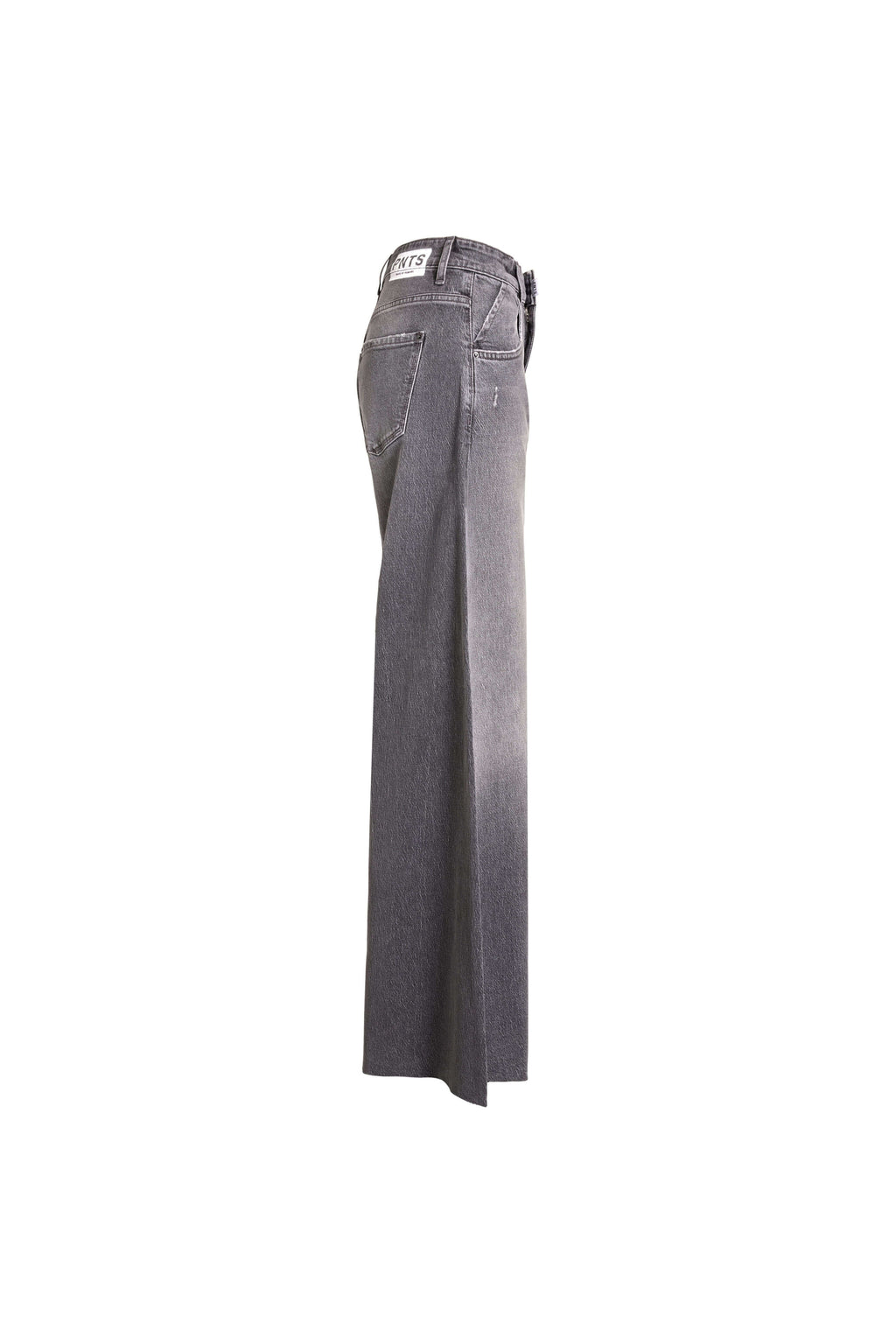 Seitenansicht einer weit geschnittenen Jeans in grauer Waschung mit weißem Label-Patch am Bund.