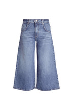 Vorderansicht einer blauen Jeans mit weitem Bein.