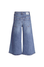 Rückansicht einer blauen Jeans mit weitem Bein und zwei aufgesetzten Taschen.