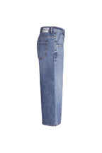 Seitenansicht einer blauen Jeans mit weitem Bein.