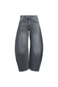 Vorderansicht einer grauen Barrel-Leg-Jeans mit markanten Frontnähten.
