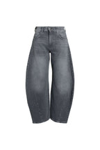 Vorderansicht einer grauen Barrel-Leg-Jeans mit markanten Frontnähten.