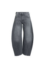 Vorderansicht einer grauen Barrel-Leg-Jeans mit markanten Frontnähten.
