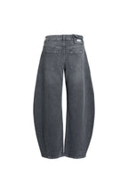 Rückansicht einer grauen Barrel-Leg-Jeans mit bogenförmigem Beinverlauf.