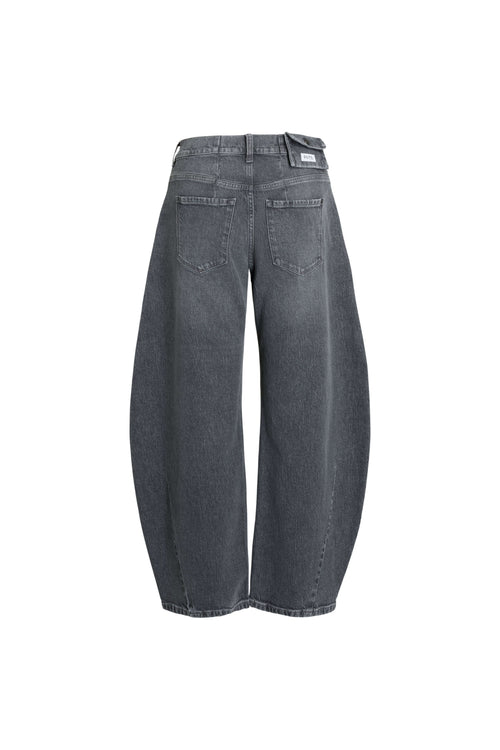 Rückansicht einer grauen Barrel-Leg-Jeans mit bogenförmigem Beinverlauf.