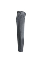 Seitenansicht einer grauen Barrel-Leg-Jeans mit markantem, bogenförmigem Schnitt.