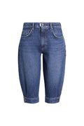 Vorderansicht einer mittelblauen Jeans-Bermuda mit Knopfdetails am Beinsaum.
