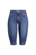 Vorderansicht einer mittelblauen Jeans-Bermuda mit Knopfdetails am Beinsaum.