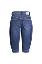 Rückansicht einer mittelblauen Jeans-Bermuda mit weißem Label-Patch am Bund.
