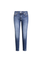 Mittelblaue Jeans mit leichter Waschung und offenem Saum.