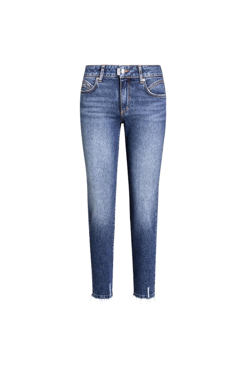 Mittelblaue Jeans mit leichter Waschung und offenem Saum.