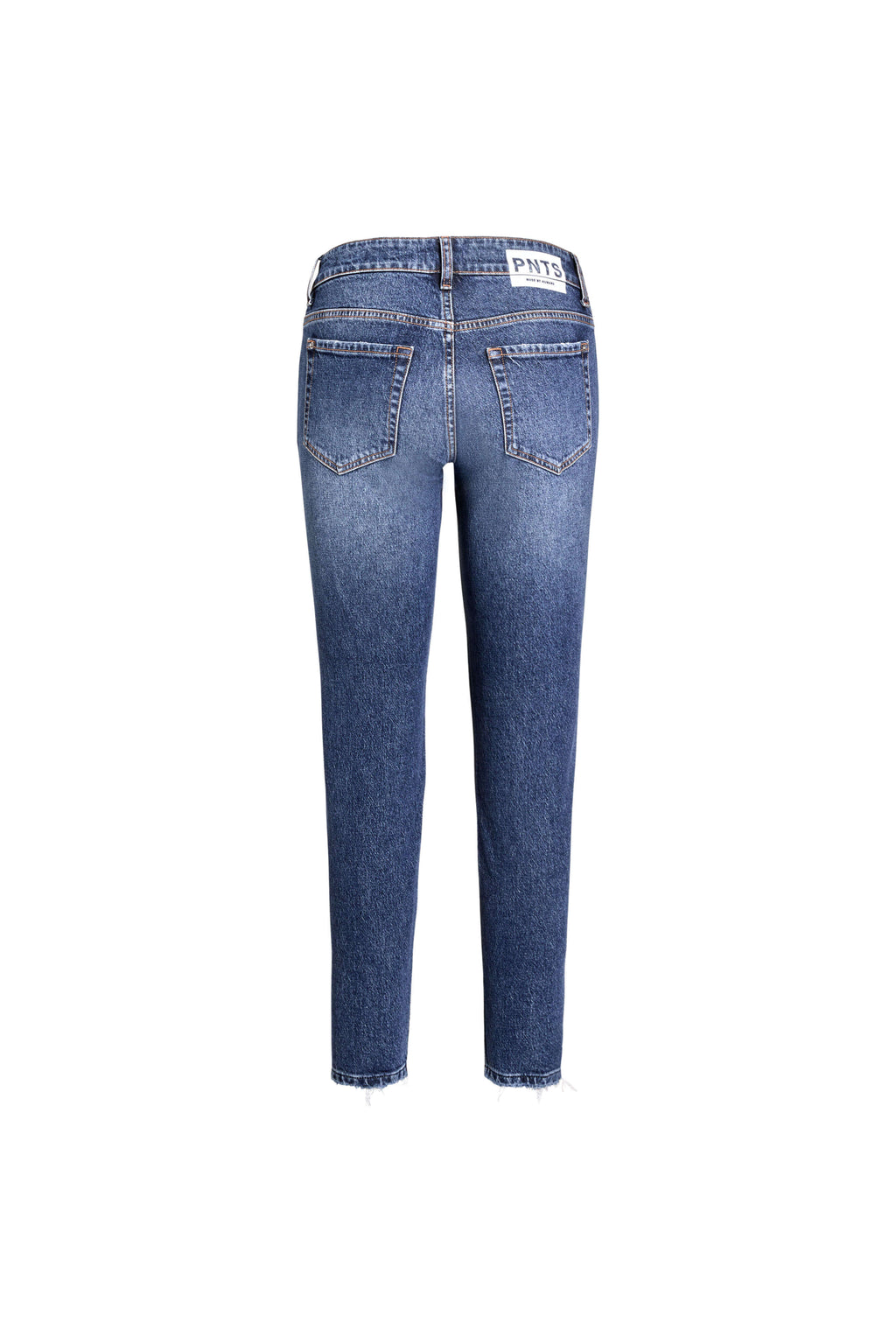 Rückansicht einer mittelblauen Jeans mit Gesäßtaschen, weißem Label-Patch und offenem Saum.