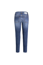 Rückansicht einer mittelblauen Jeans mit Gesäßtaschen, weißem Label-Patch und offenem Saum.