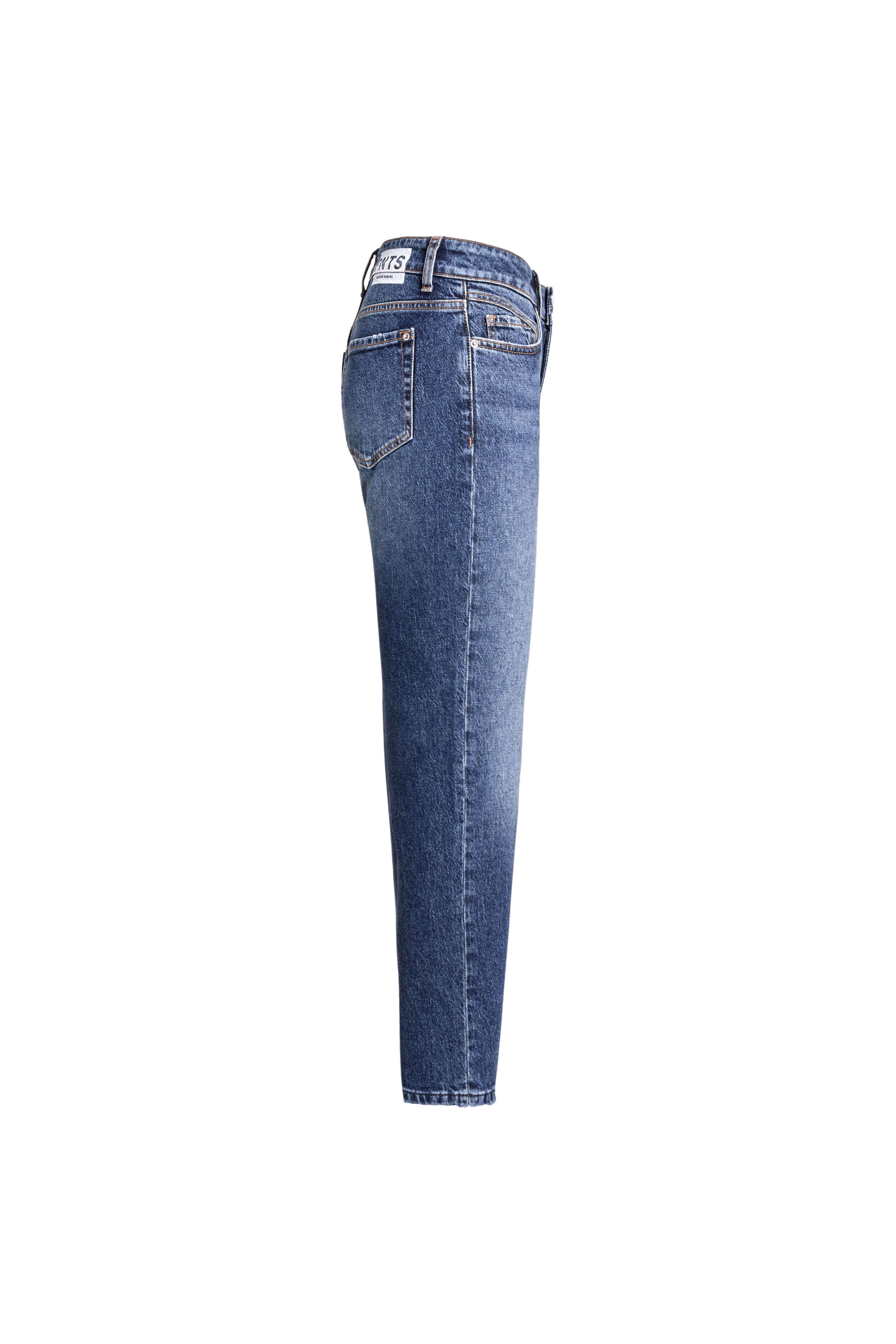 Seitenansicht einer mittelblauen Jeans mit weißem Label-Patch am Bund.