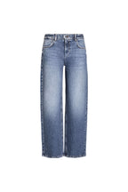 Produktbild einer modischen Blue Jeans mit weitem Schnitt und markanten Details wie Gürtelschlaufen und Taschen auf neutralem weißem Grund.