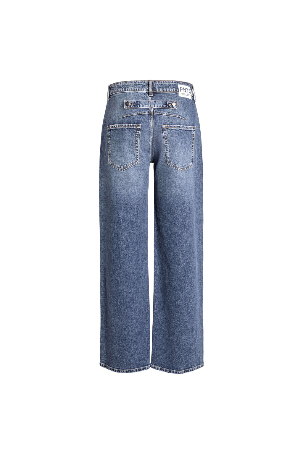 Produktfoto der Rückseite einer Jeans mit weitem Schnitt, zwei aufgesetzten Taschen und dekorativem Riegel am Bund auf weißem Hintergrund.