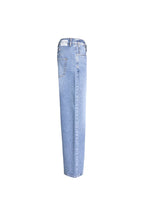 Seitenansicht einer hellblauen Damen-Jeans mit hoher Taille und geradem Bein auf weißem Hintergrund; inklusive Detailansicht des Marken-Labels am hinteren Bund.