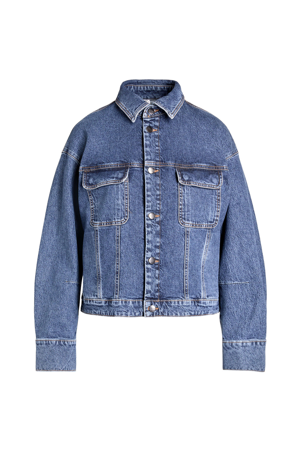 Blaue Denim-Jacke in der Frontansicht mit klassischem Kragen, durchgehender Knopfleiste und zwei aufgesetzten Brusttaschen.