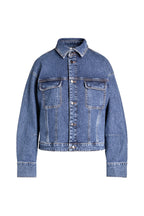 Blaue Denim-Jacke in der Frontansicht mit klassischem Kragen, durchgehender Knopfleiste und zwei aufgesetzten Brusttaschen.