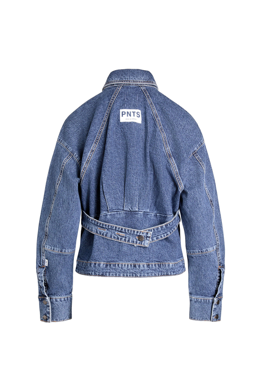 Blaue Denim-Jacke in der Rückansicht mit markantem Logo-Patch und dekorativem Riegel-Detail.