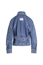 Blaue Denim-Jacke in der Rückansicht mit markantem Logo-Patch und dekorativem Riegel-Detail.