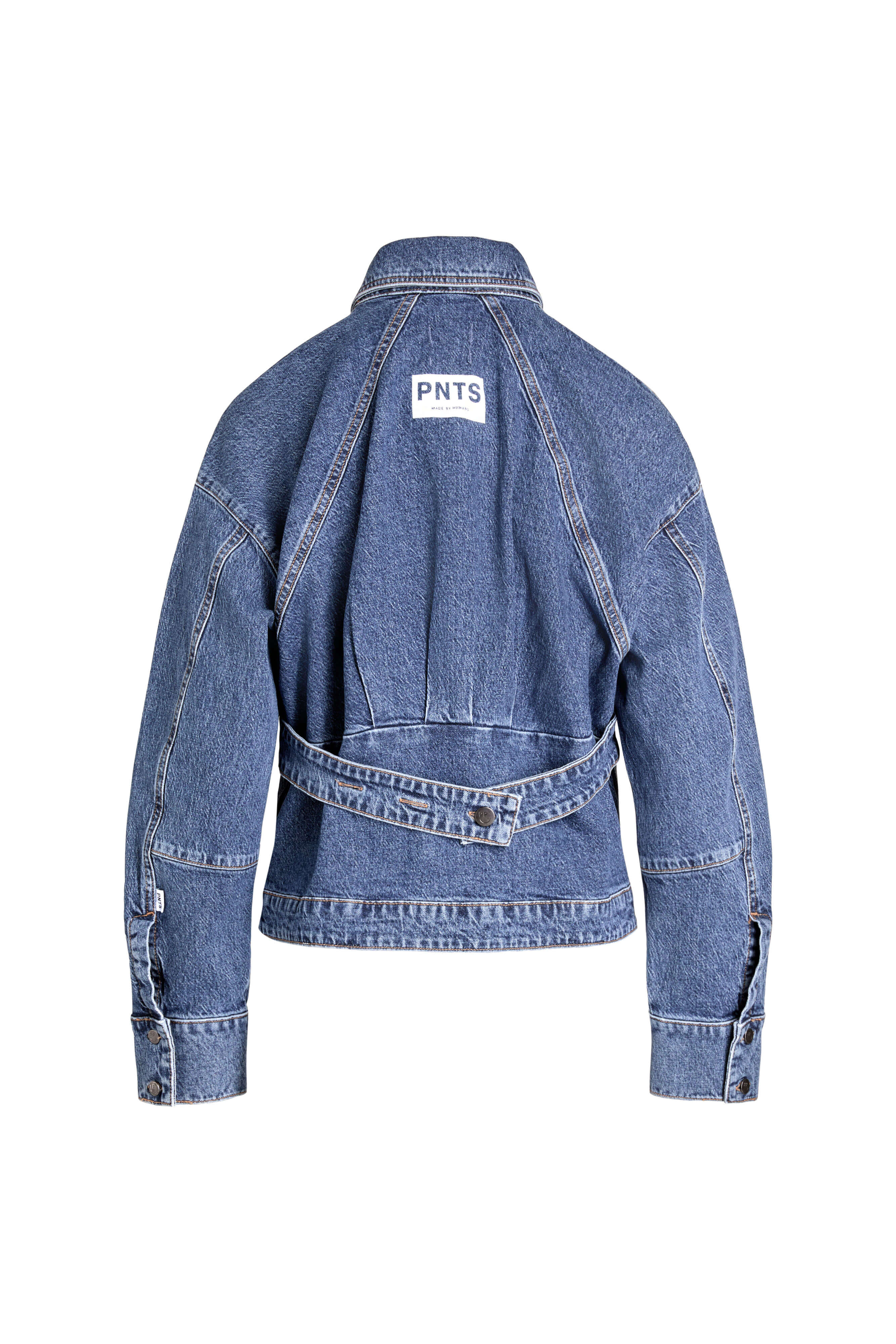 Blaue Denim-Jacke in der Rückansicht mit markantem Logo-Patch und dekorativem Riegel-Detail.