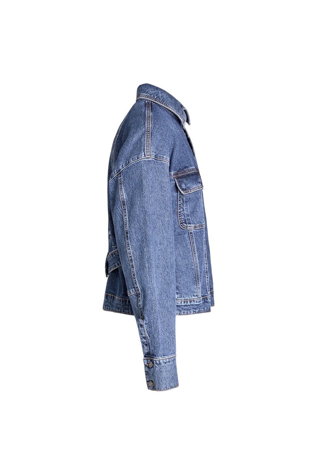 Blaue Denim-Jacke in der Seitenansicht mit Brusttasche und dekorativem Riegel-Detail am Rücken.