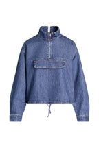 Blaue Denim-Bluse im Troyer-Stil mit Stehkragen, kurzem Reißverschluss, markanter Brusttasche und Tunnelzug am Saum.