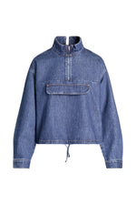Blaue Denim-Bluse im Troyer-Stil mit Stehkragen, kurzem Reißverschluss, markanter Brusttasche und Tunnelzug am Saum.